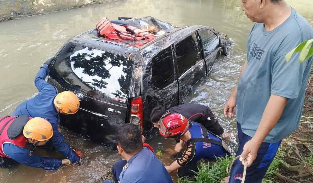 Insiden Mobil Terseret Arus Kali Cipinang Depok Akibat Hujan Deras