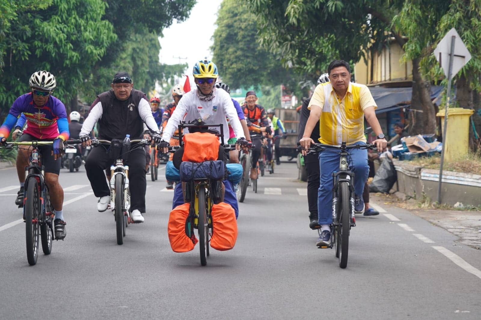 Inspirasi dari Garut: Asep Akung Bersepeda 3 Bulan Menuju Tanah Suci Mekkah