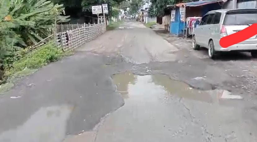 Jalan Desa Karangsari Hancur Diterjang Banjir, Warga Terancam Jatuh: Minta Pemda Bekasi Segera Bertindak
