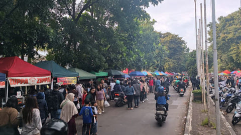 Jalan Pusdai Bandung: Keramaian Ngabuburit dan Pedagang Takjil Musiman