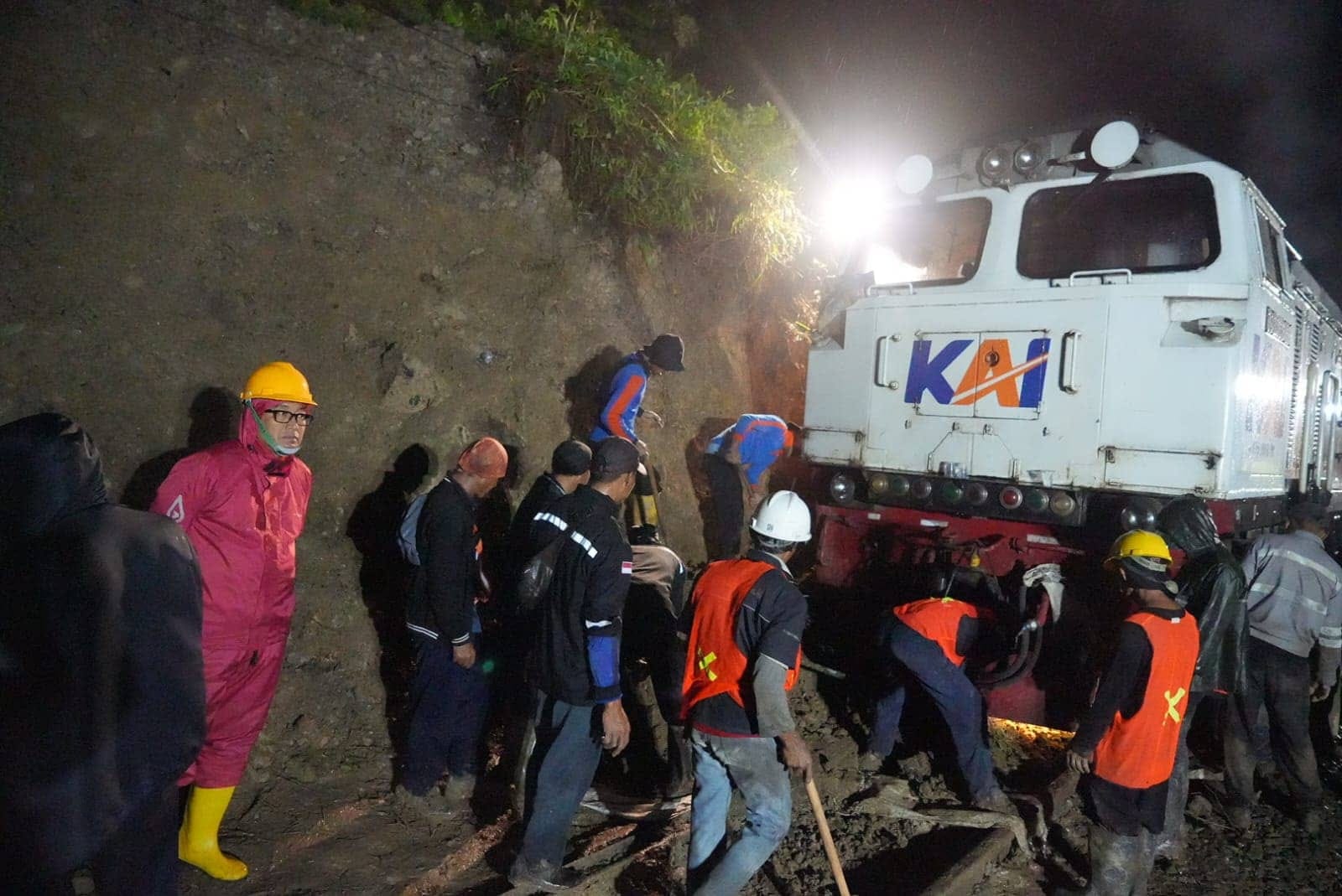 Jalur KA Maswati-Sasaksaat Kembali Normal di Bandung Barat