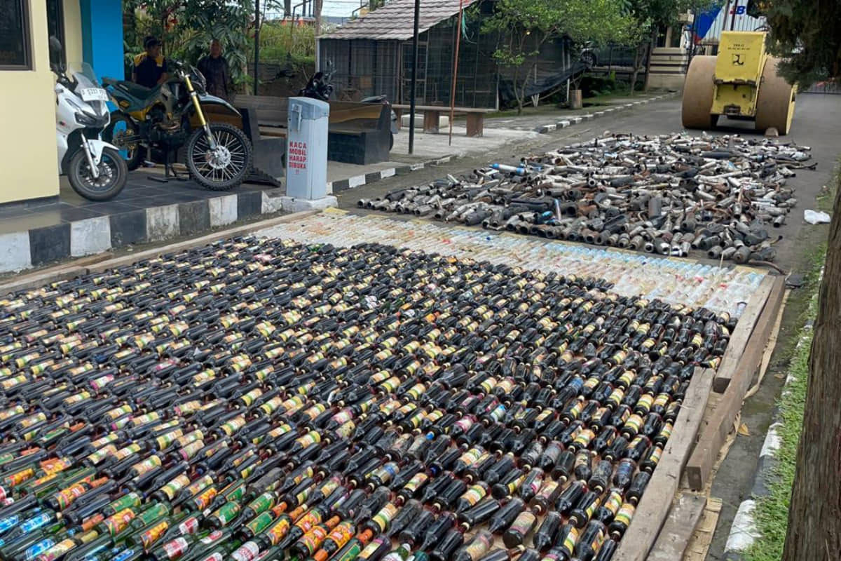Jelang OpKetupat 2026, Polres Garut Musnahkan Ribuan Botol Miras & Knalpot Brong