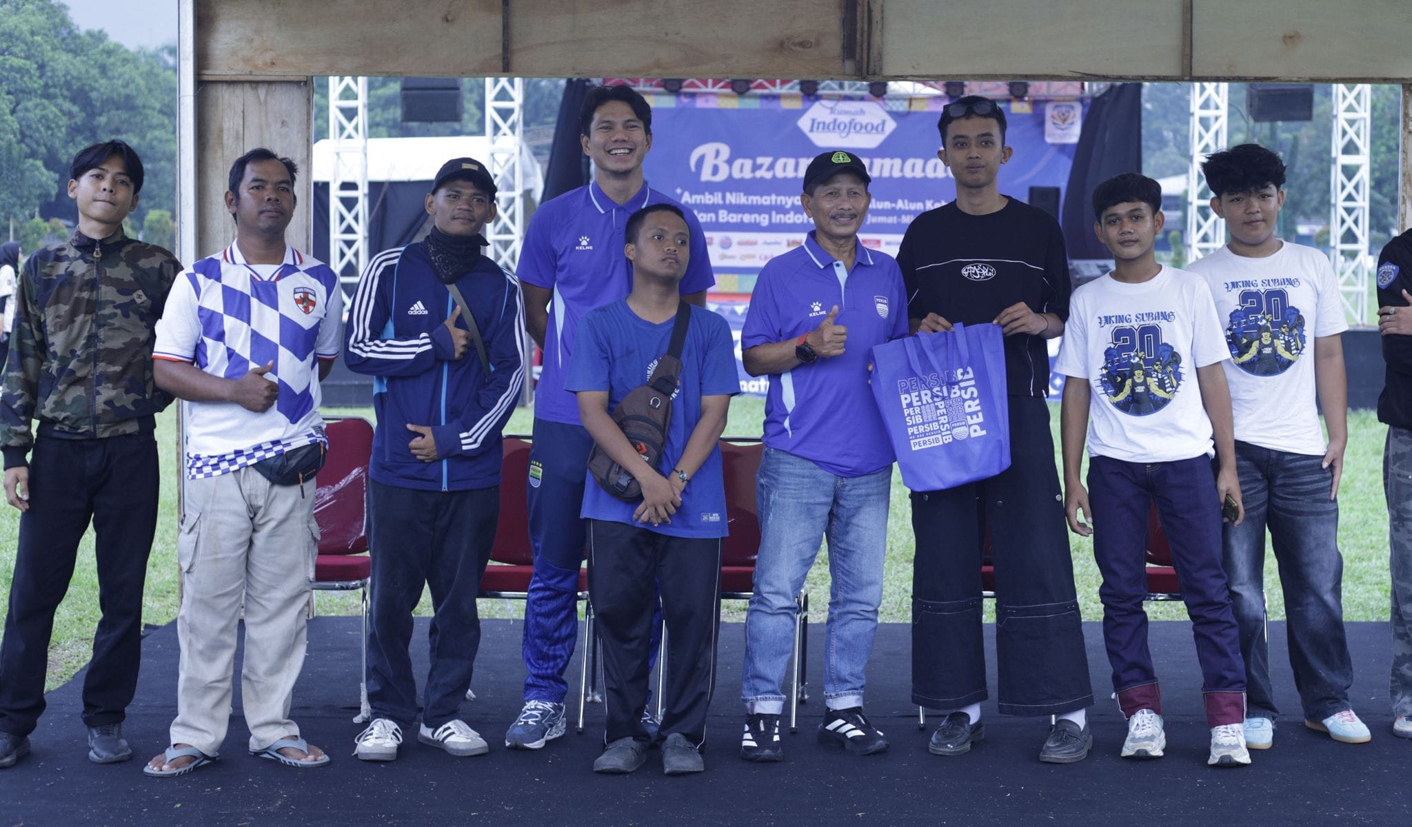 Jupe dan Djanur Bersilaturahmi dengan Bobotoh di Bazar Ramadan Indofood Subang