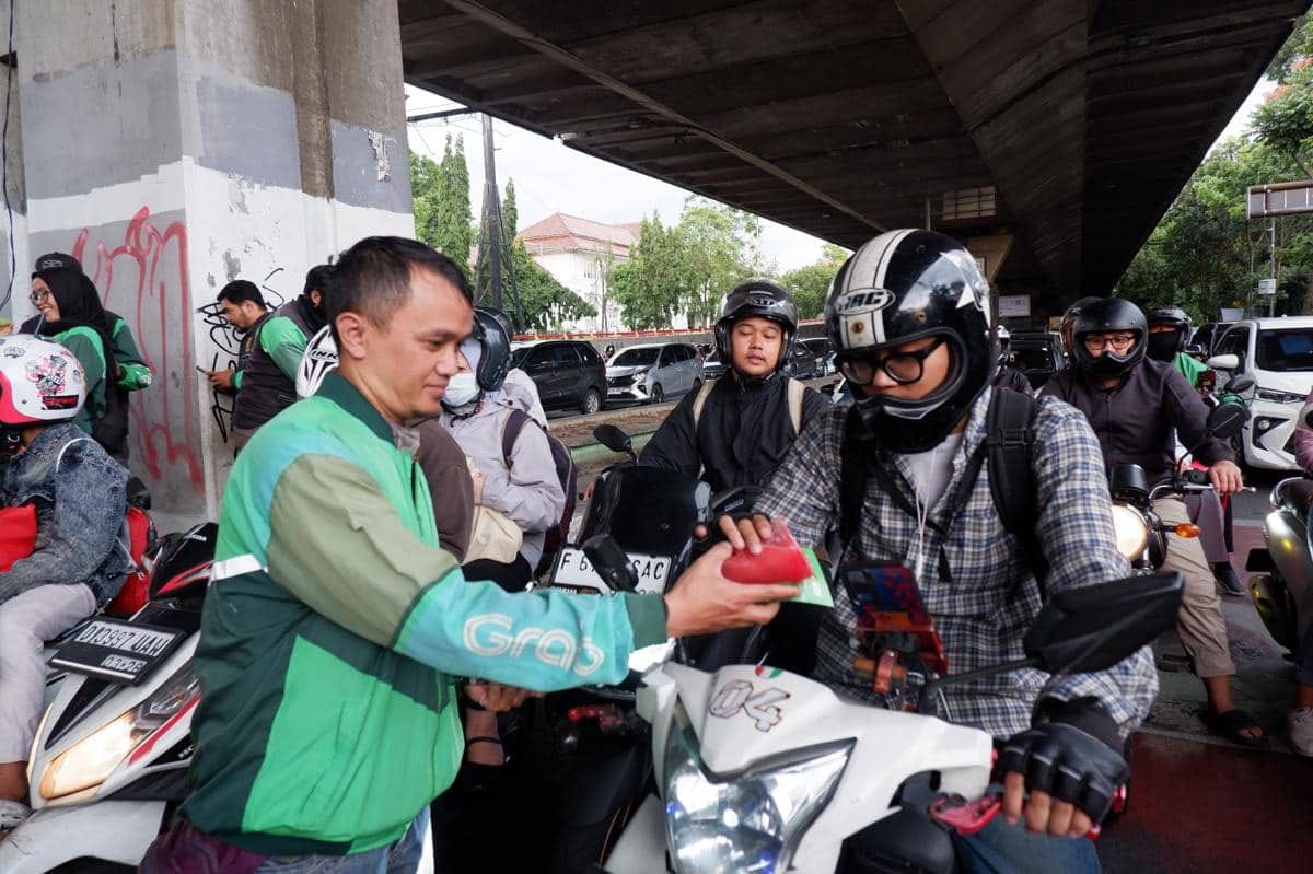 Kampanye Ramadan: Mitra Grab Bagikan Ribuan Takjil di Bandung