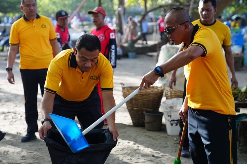 Kapolda Jabar turun langsung bersihkan sampah di Pantai Pangandaran
