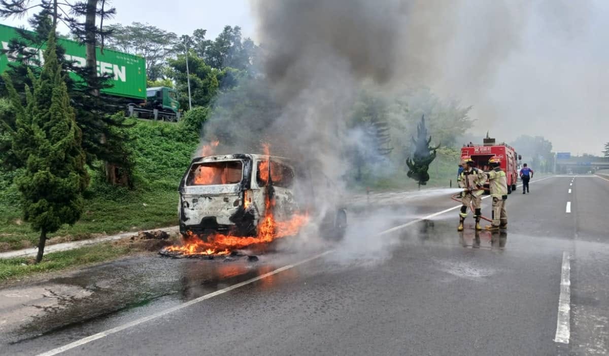 Kebakaran Toyota Vellfire di Tol Cipularang KM 88: Diduga Korsleting Listrik, Penumpang Selamat