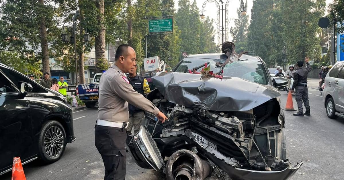 Kecelakaan di Dago Bandung: MinibusTabrak Tiang PJU, 2 Penumpang Luka Parah