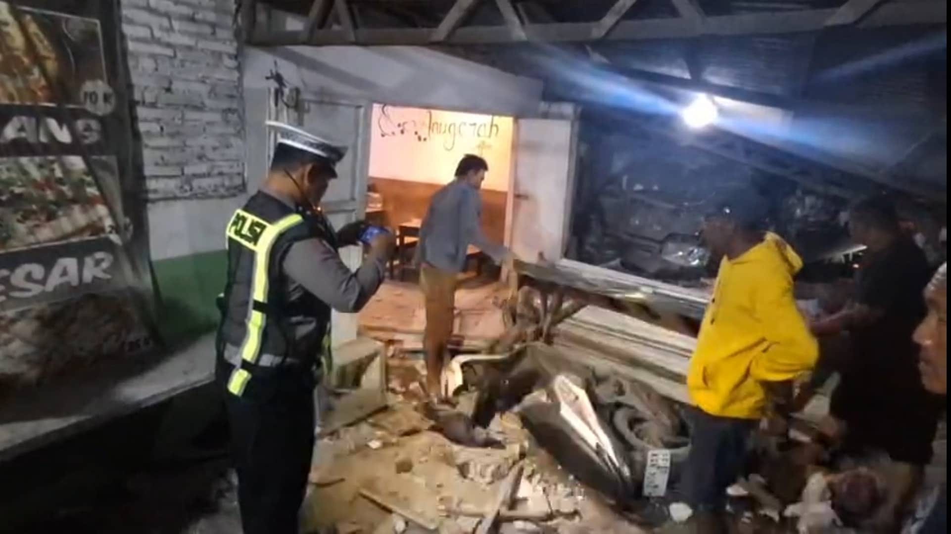 Kecelakaan Maut di Jalur Surabaya-Mojokerto: Pickup Menyalip Tak Terkendali Satu Tewas