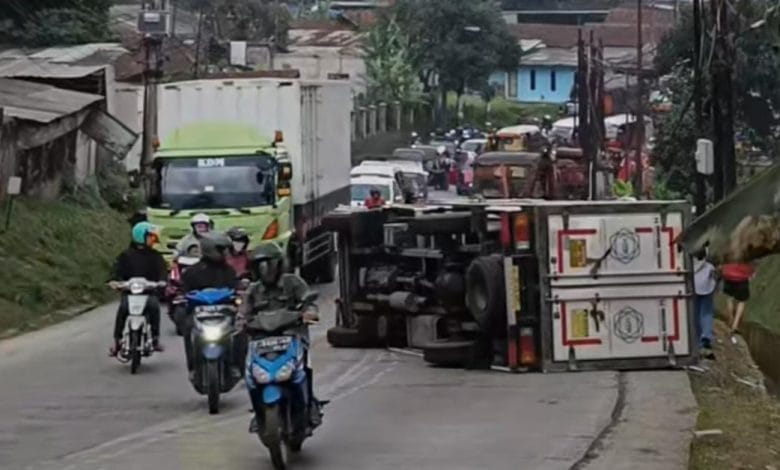 Kecelakaan Tiga Kendaraan di Sumedang: Dua Korban Luka Berat