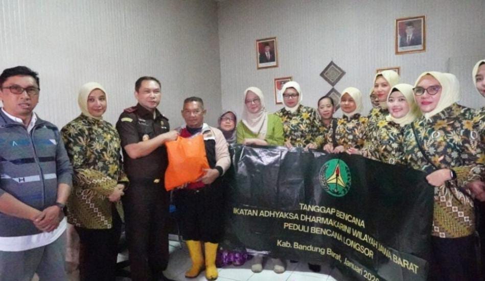 Kejati Jabar Turun Tangan, Salurkan Bantuan untuk Korban Banjir dan Longsor di Bandung Barat