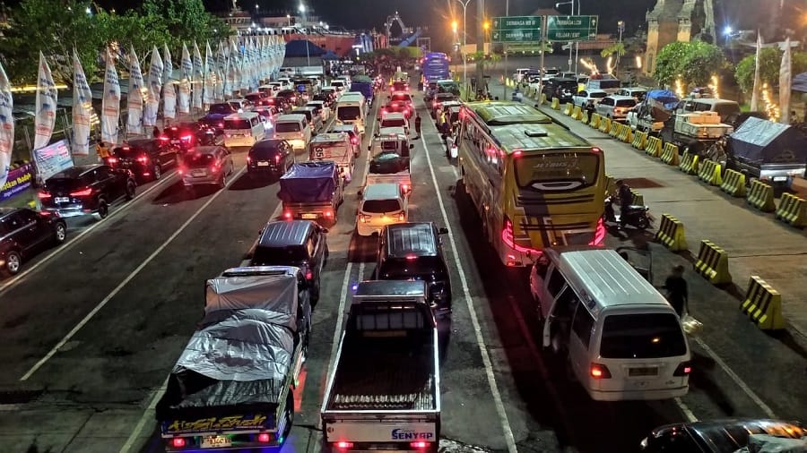 Kemacetan 20 KM di Gilimanuk, Pemudik Pilih Berjalan Kaki