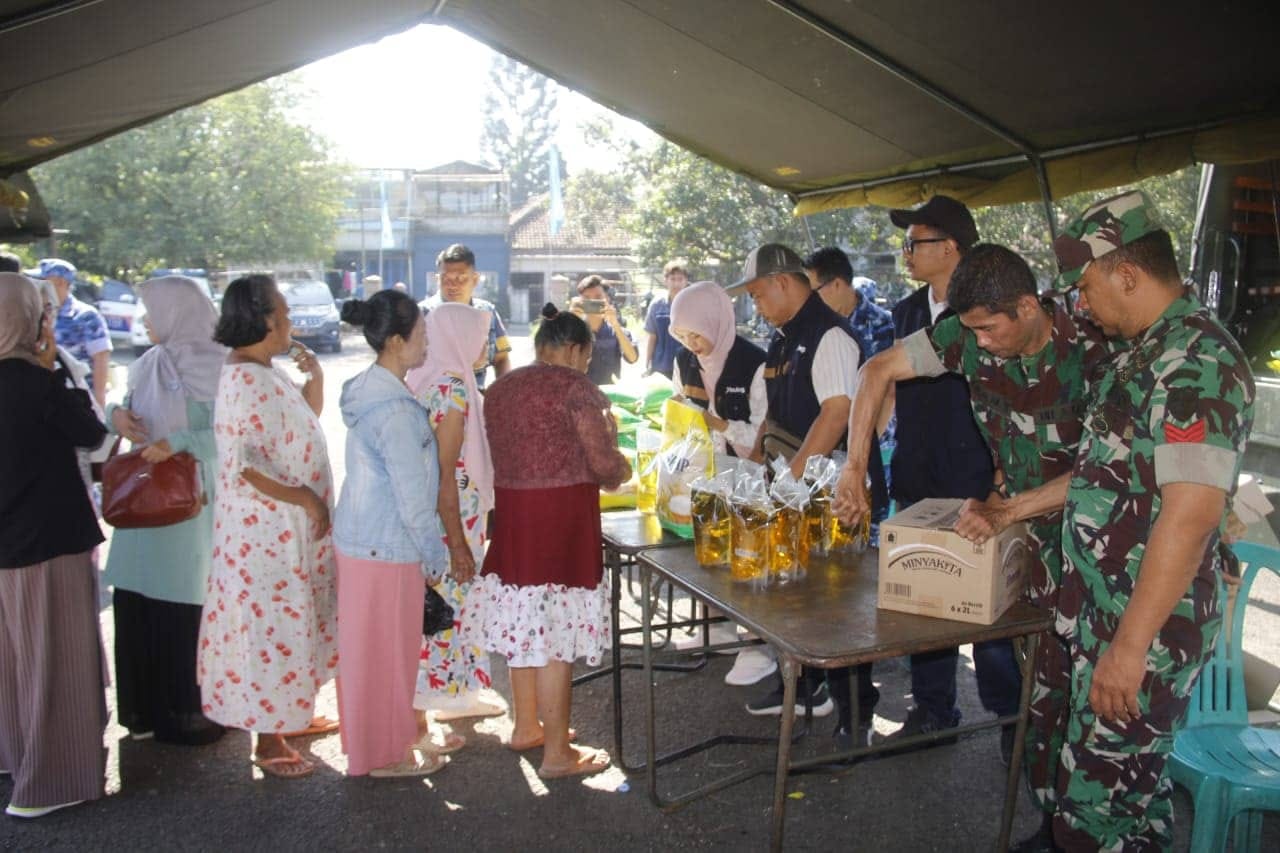 Kenaikan Harga Pangan, Warga Serbu Bazar Murah Kodim 0612 Tasikmalaya