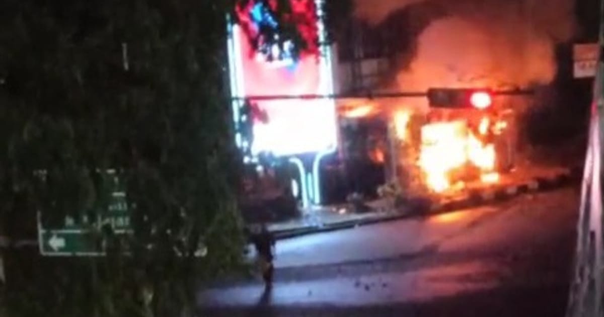 Kericuhan Jalan Cikapayang Bandung: Massa Bakar Pos Polisi Usai Demo DPRD
