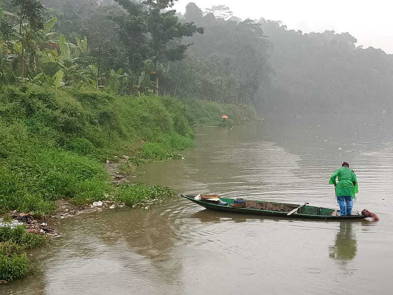 Kerja Berbahaya di Sungai Citarum yang Tak Pernah Benar-benar Pulih