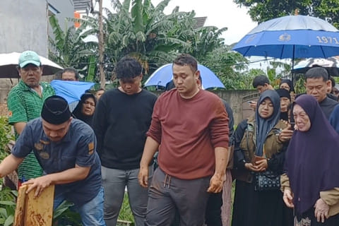Momen Haru: Ketabahan Gilang Dirga Lepas Kepergian Ayahanda di Bekasi