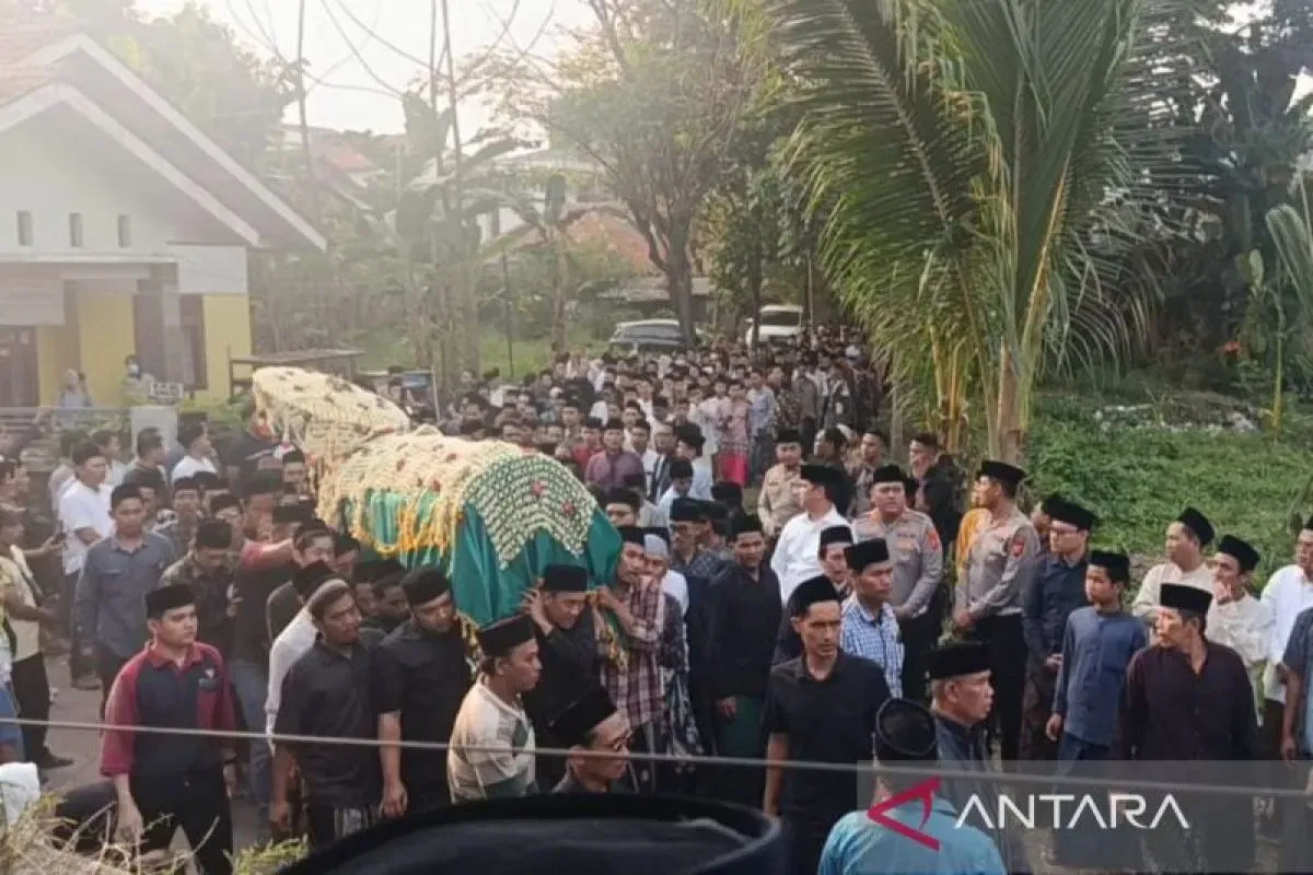 KH Adib Rofiuddin Izza, Pengasuh Pesantren Buntet Cirebon Wafat