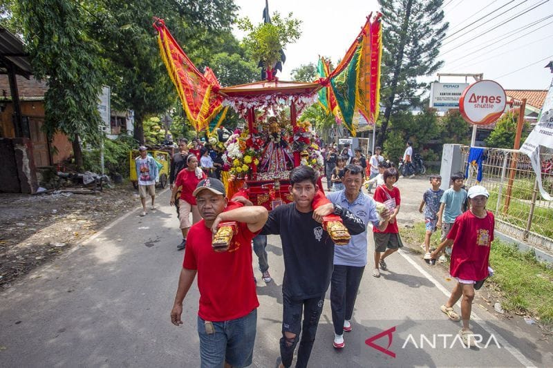 Kirab Budaya Patung Dewa: Perayaan Sejit Kongco Lok Wa Ya Indramayu