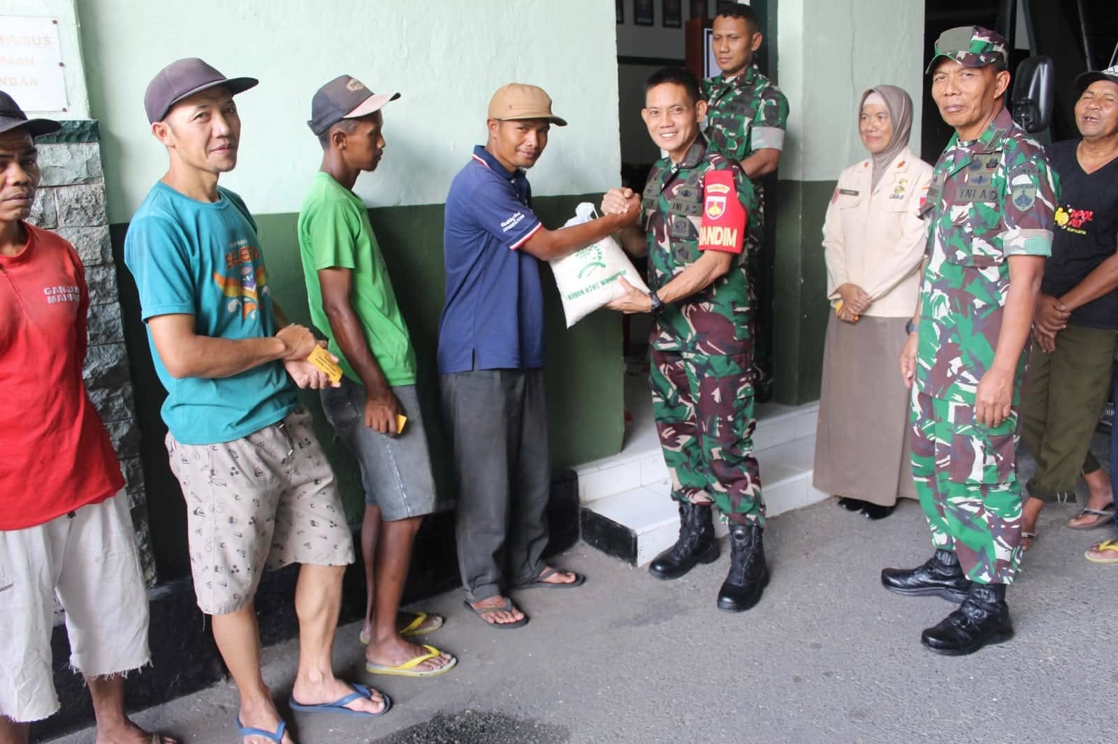 Kodim 0707/Wonosobo Bagikan Zakat Fitrah, Pererat Hubungan TNI dengan Masyarakat Wonosobo