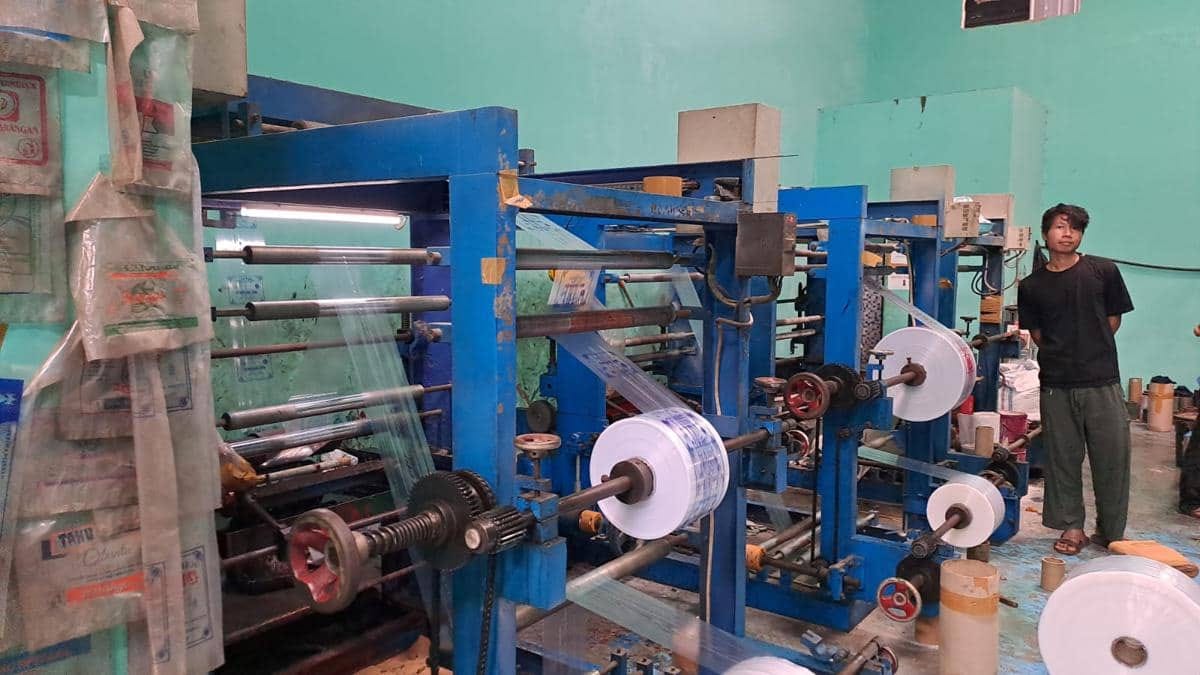 Konflik Timur Tengah: Harga Plastik di Bandung Naik Hingga 100 Persen
