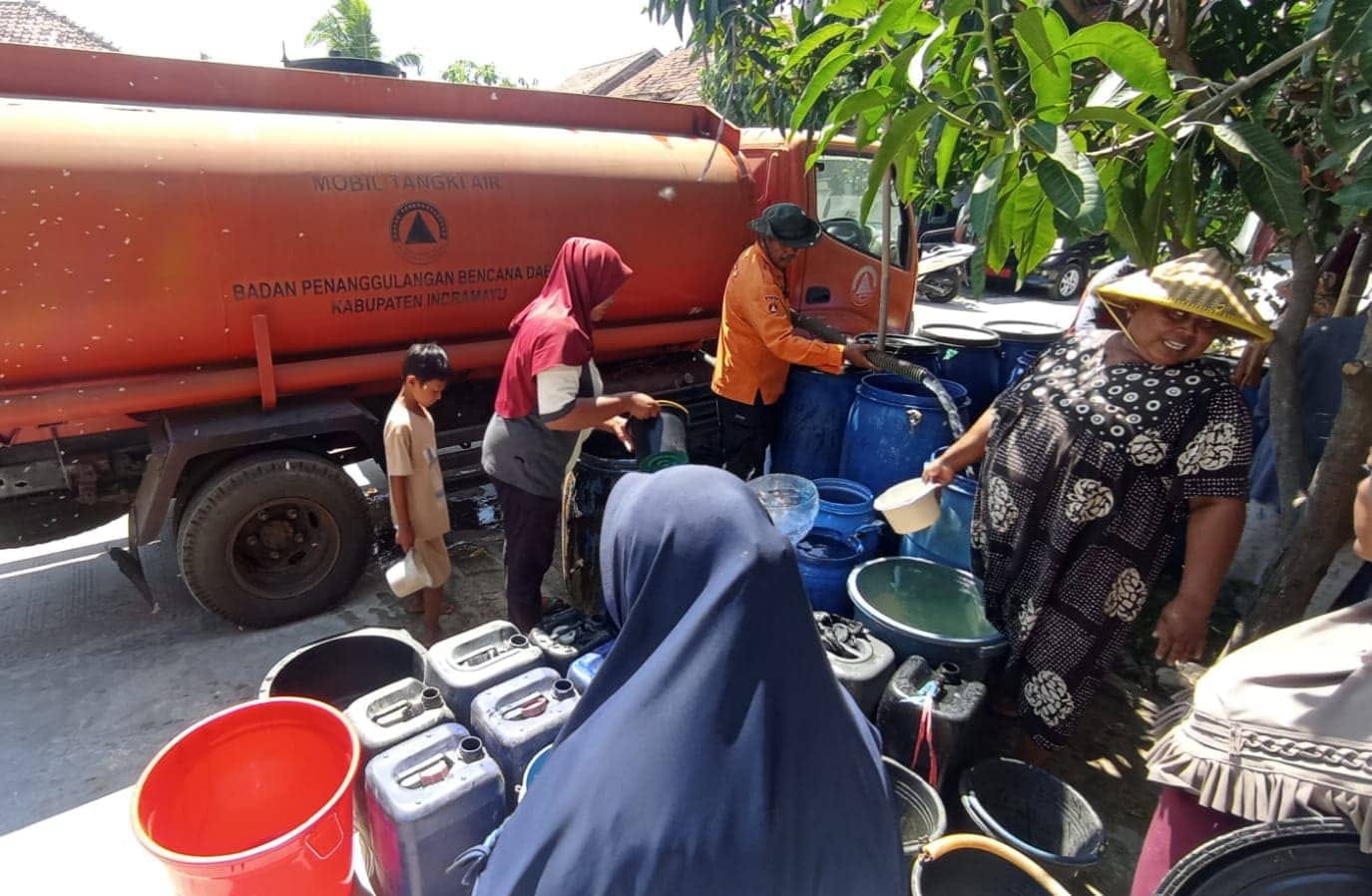 Krisis Air Bersih Indramayu: Sumur Bor Warga Berasa Asin, BPBD Terjunkan Tiga Armada Distribusi