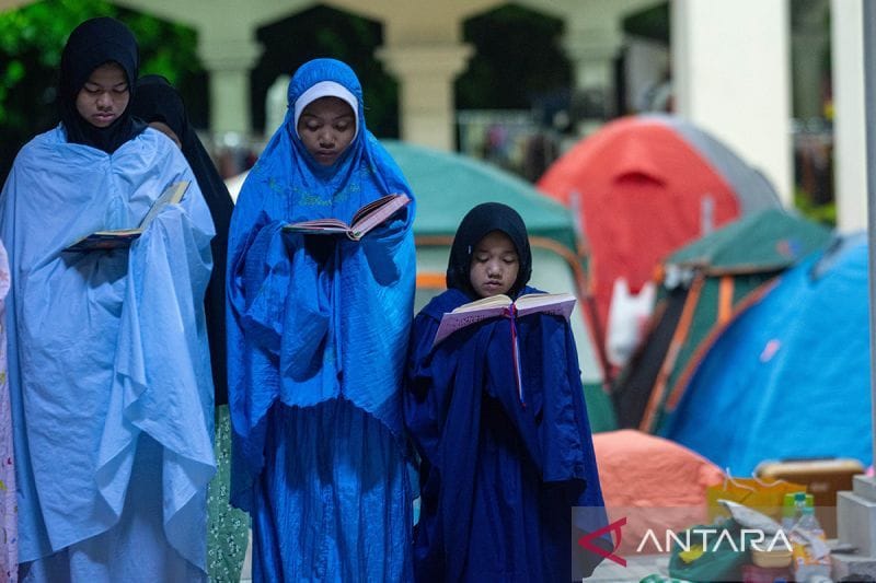 Lailatul Qadar: Ribuan Umat Islam di Habiburrahman Bandung Beriktikaf
