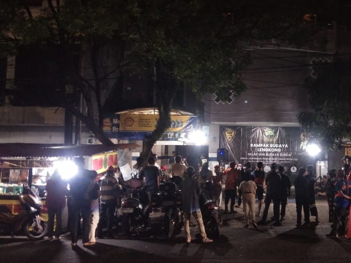 Bandung Malam Hari: Lengkong Kecil, Berburu Kuliner Plus Atmosfer Budaya Khas!