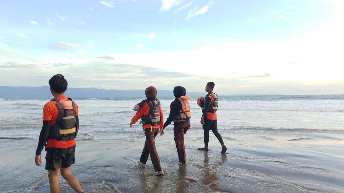 Libur Lebaran: Dua Remaja Terseret Arus di Pantai Karangnaya Sukabumi