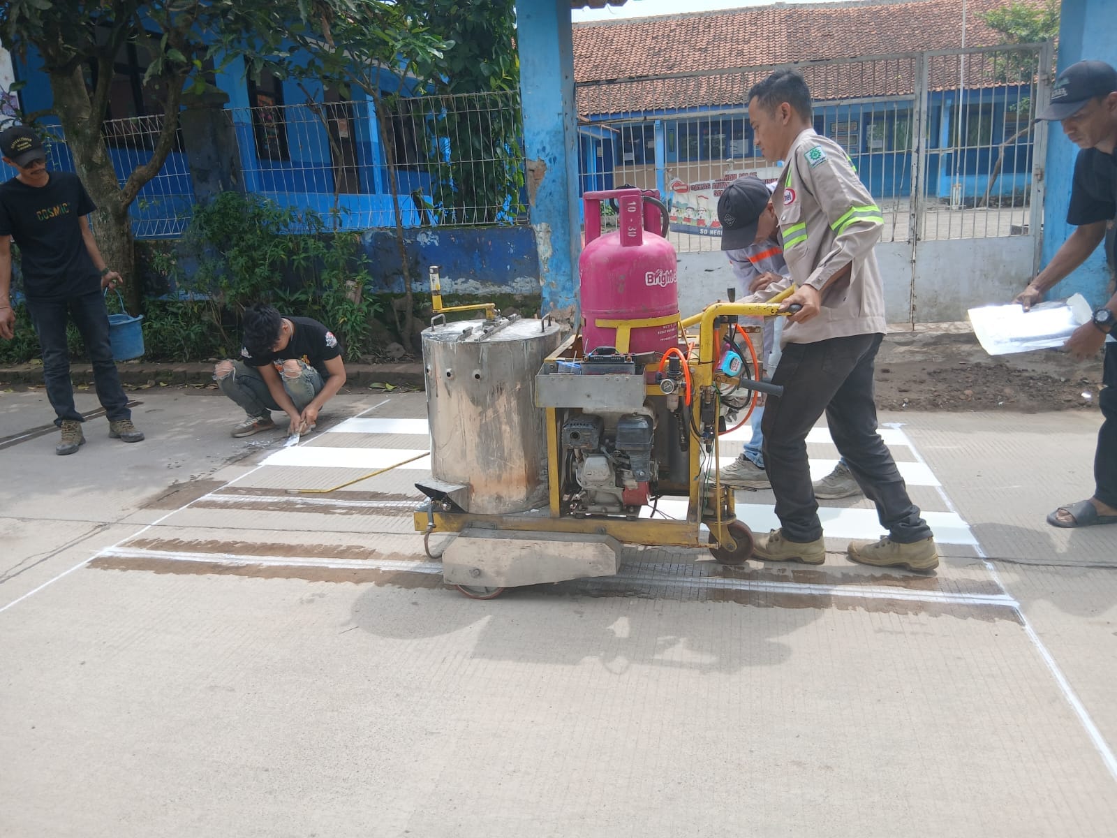 Terbaru! Dishub KBB Pasang 5 Zebra Cross: Prioritas Keamanan Siswa Bandung Barat