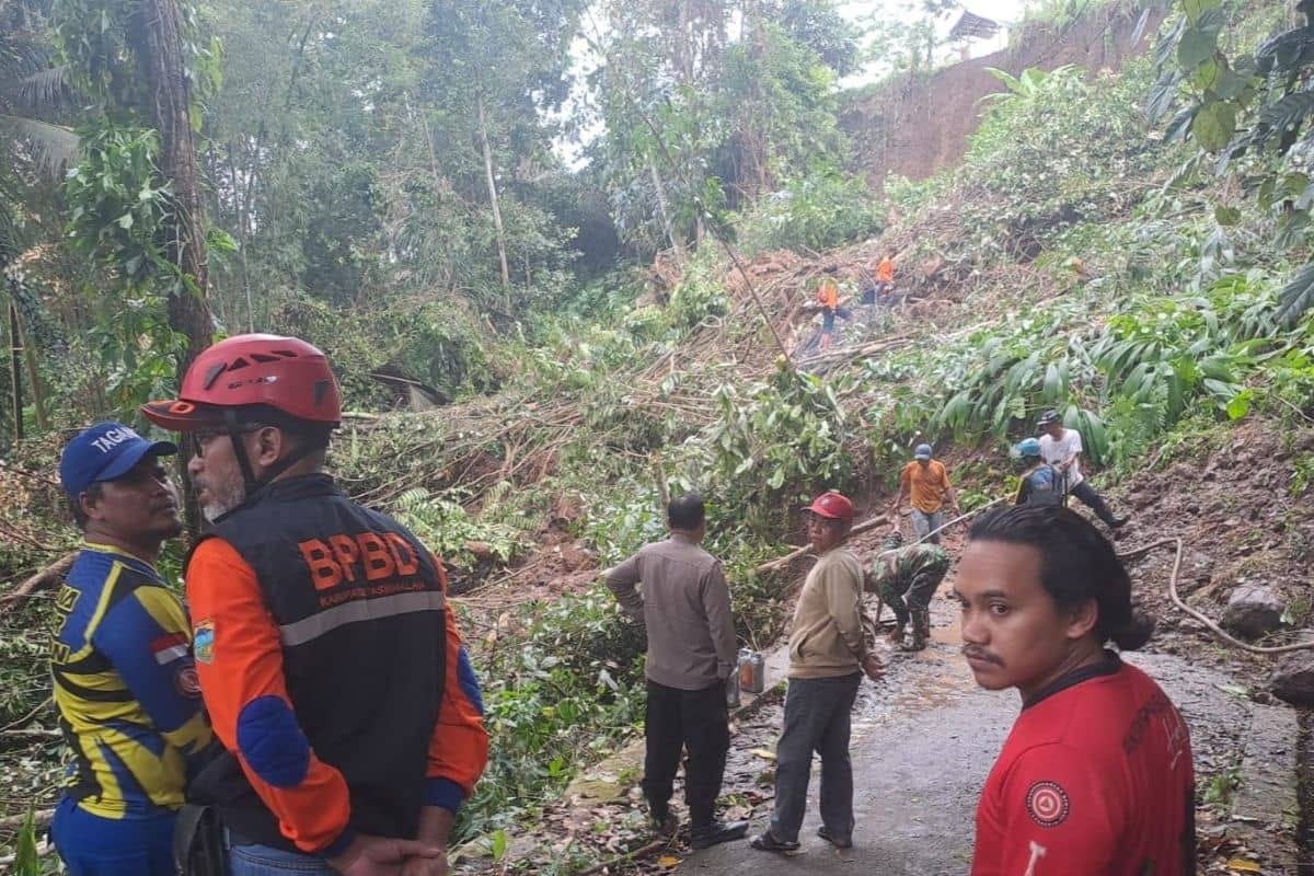 Longsor Tebing di Tasikmalaya Putuskan Akses Sukarame-Tanjungjaya