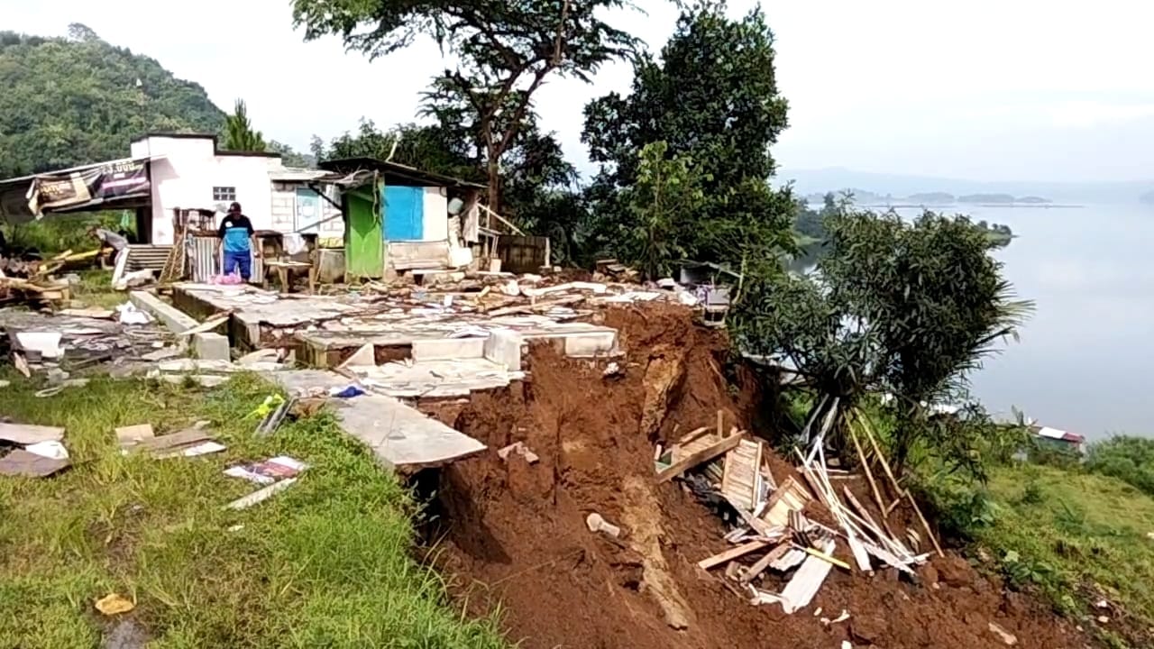 Longsor Terjang Jatigede Sumedang, Warung Ambruk