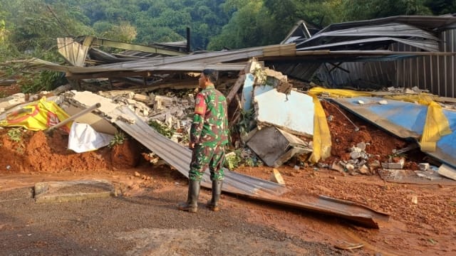 Longsor Timpa Pabrik Air Minum dalam Kemasan di Sumedang