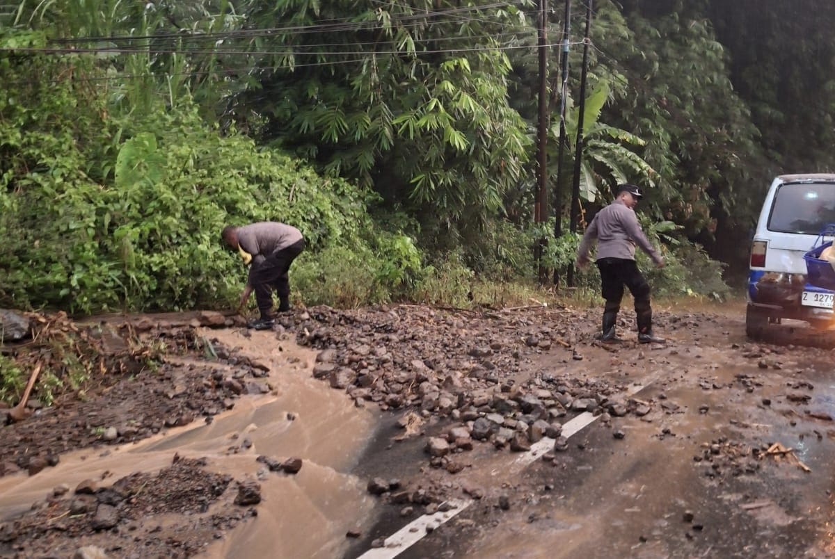 Longsoran Batu Mengganggu Lalin Jalan Conggeang-Buahdua Sumedang, Kembali Aman