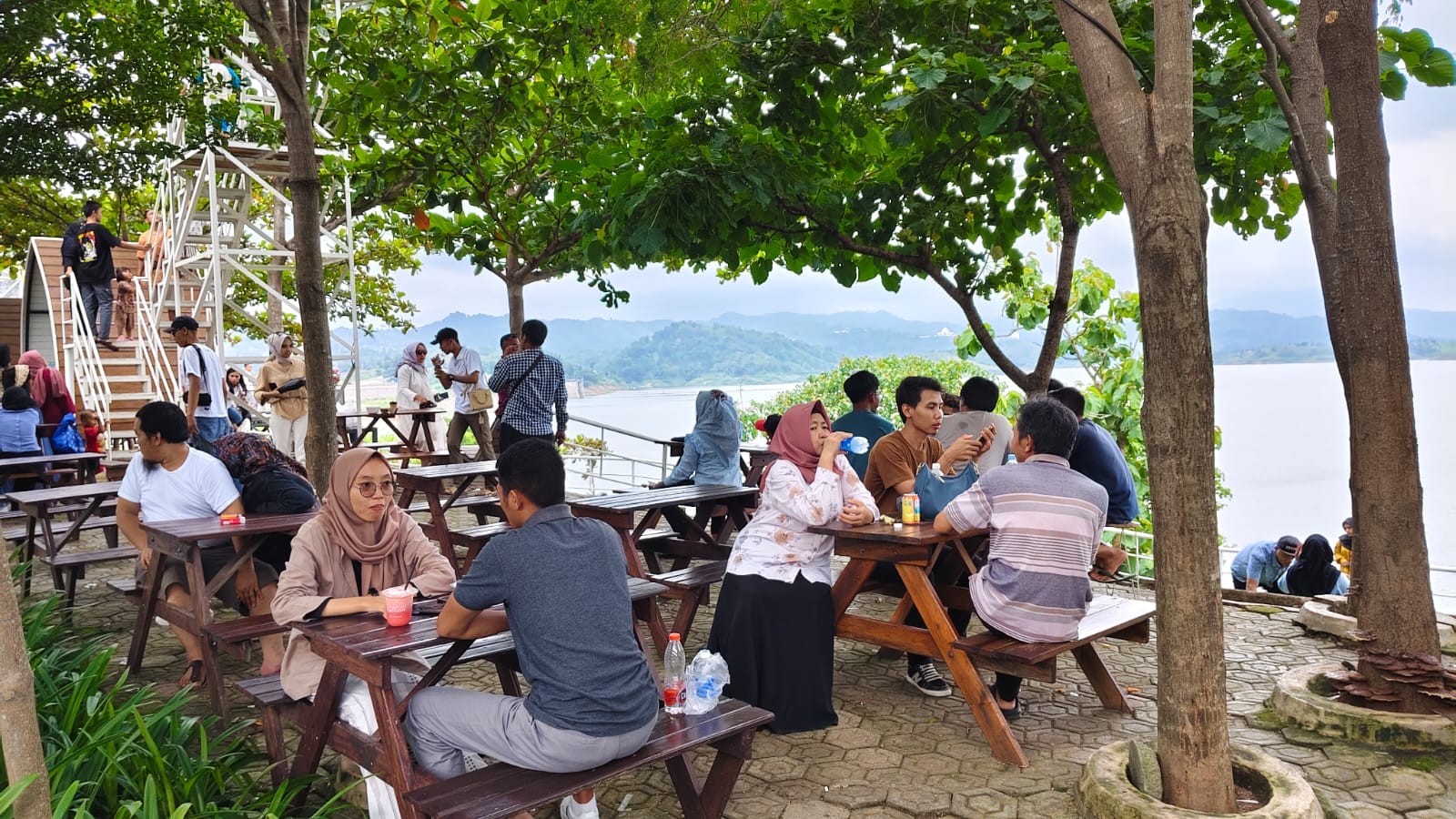 Lonjakan Pengunjung 150%: Pesona Tanjung Duriat Sumedang Kala Libur Nataru