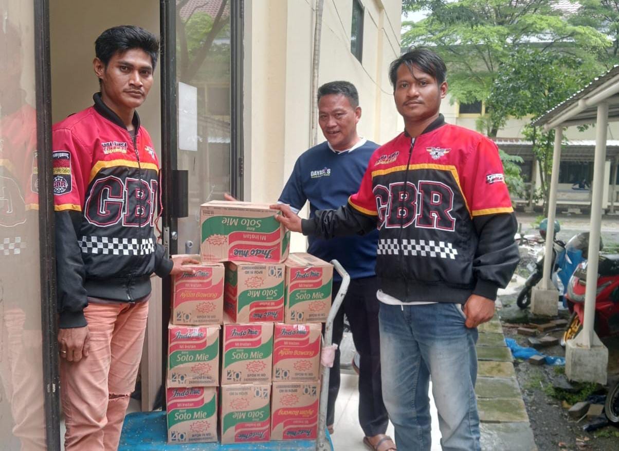 LSM GBR Kabupaten Bekasi Salurkan Bantuan Sembako untuk Korban Banjir di Karangbahagia