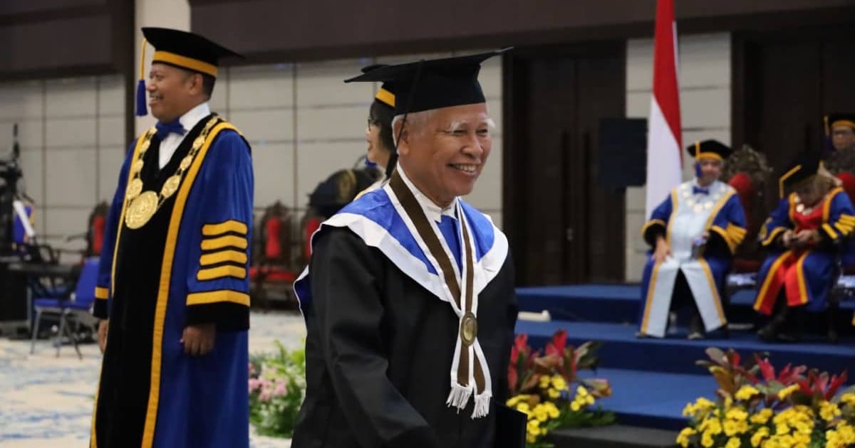 Lulus Doktor di Usia 73 Tahun: Kisah Inspiratif dari UNDIP