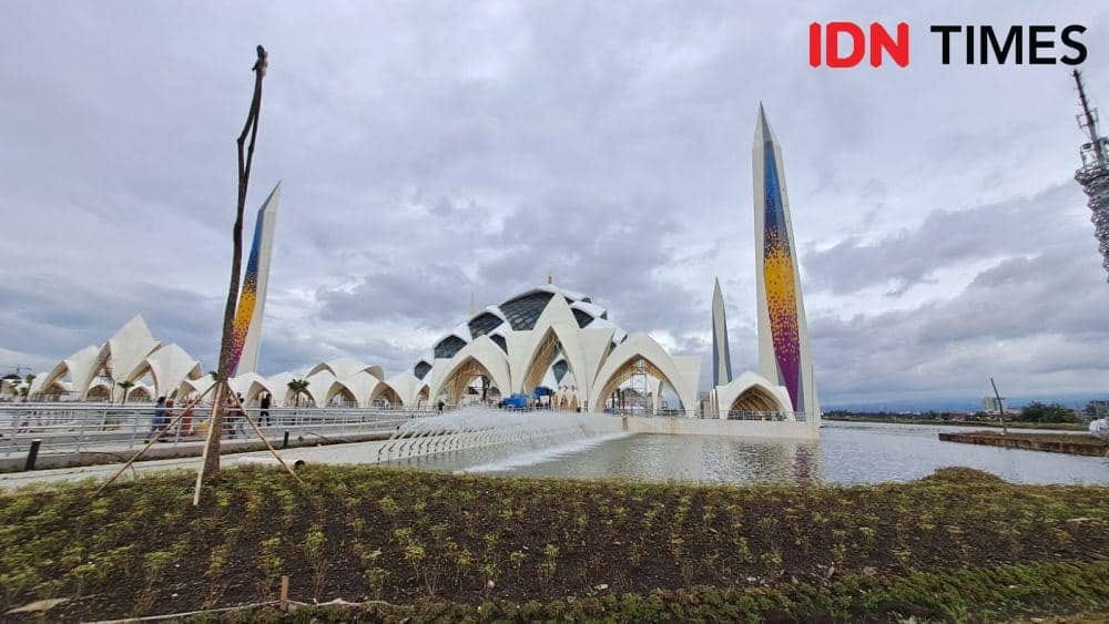 Masjid Al Jabbar Bandung Sediakan 19.300 Paket Takjil Gratis Ramadan 2026