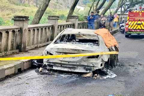 Mobil Mercy Terbakar di Lingkar Nagreg Bandung, Pengemudi Tewas