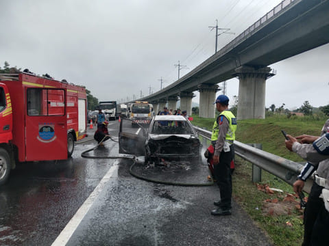 Mobil Terbakar di Tol Purbaleunyi KM 127 Arah Bandung, Pengemudi Selamat