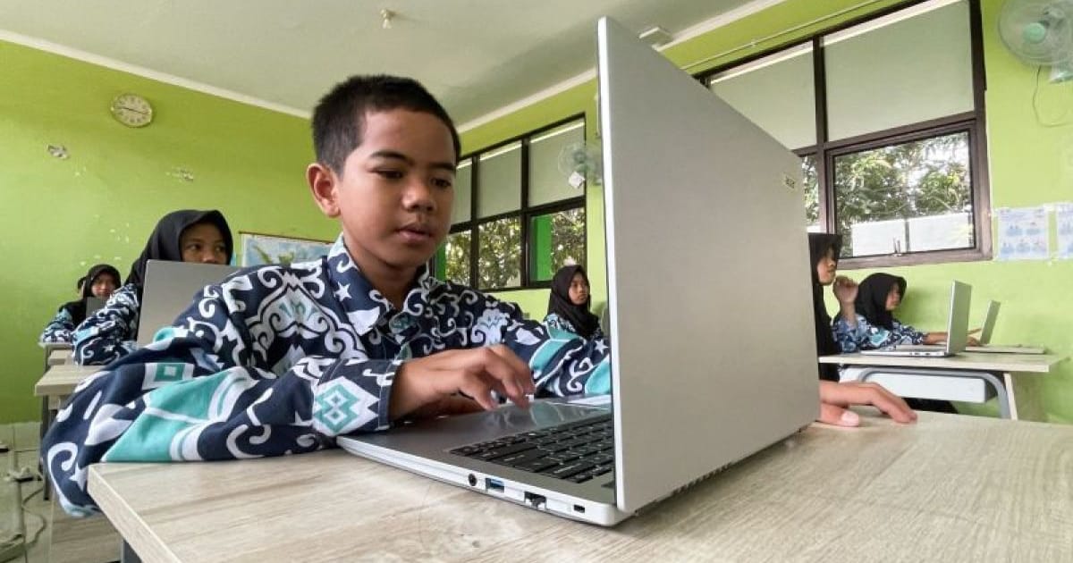 Olif dan Topeng Merah: Kisah Gadis Cirebon yang Gigih Berburu Mimpi Melalui Tari