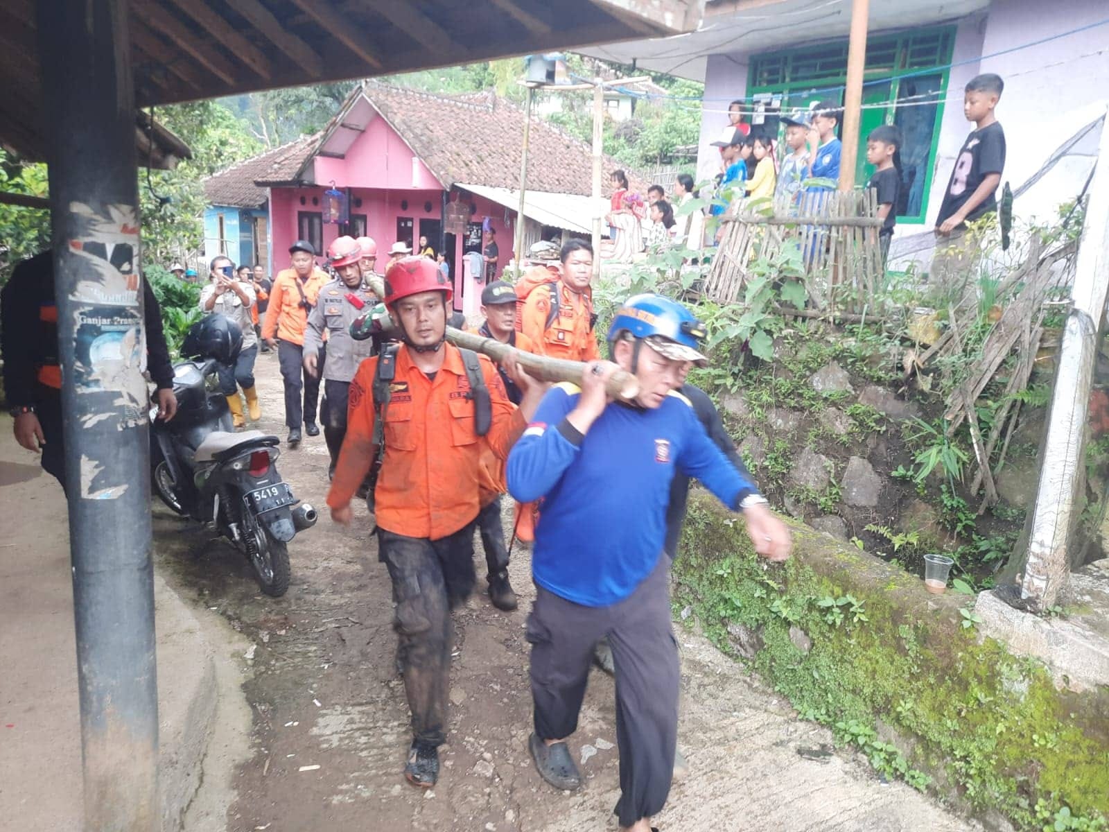 Operasi SAR Temukan Dua Wisatawan Karawang Tertimbun Longsor di Curug Cileat Subang Meninggal