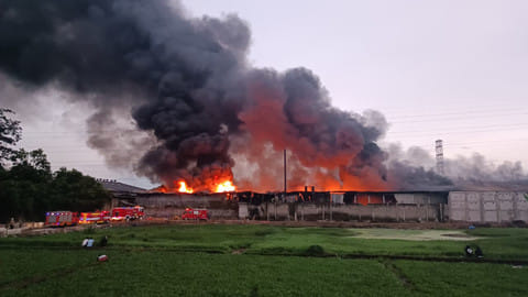 Pabrik Plastik di Cibolerang Bandung Terbakar, Asap Hitam Membubung