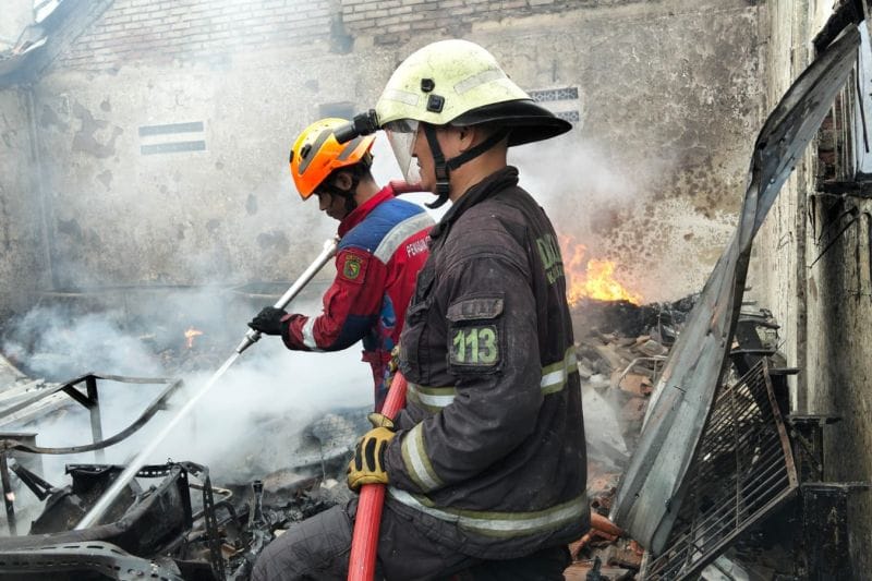 Pabrik Rajut Cilampeni Bandung Terbakar: Respons Cepat Damkar