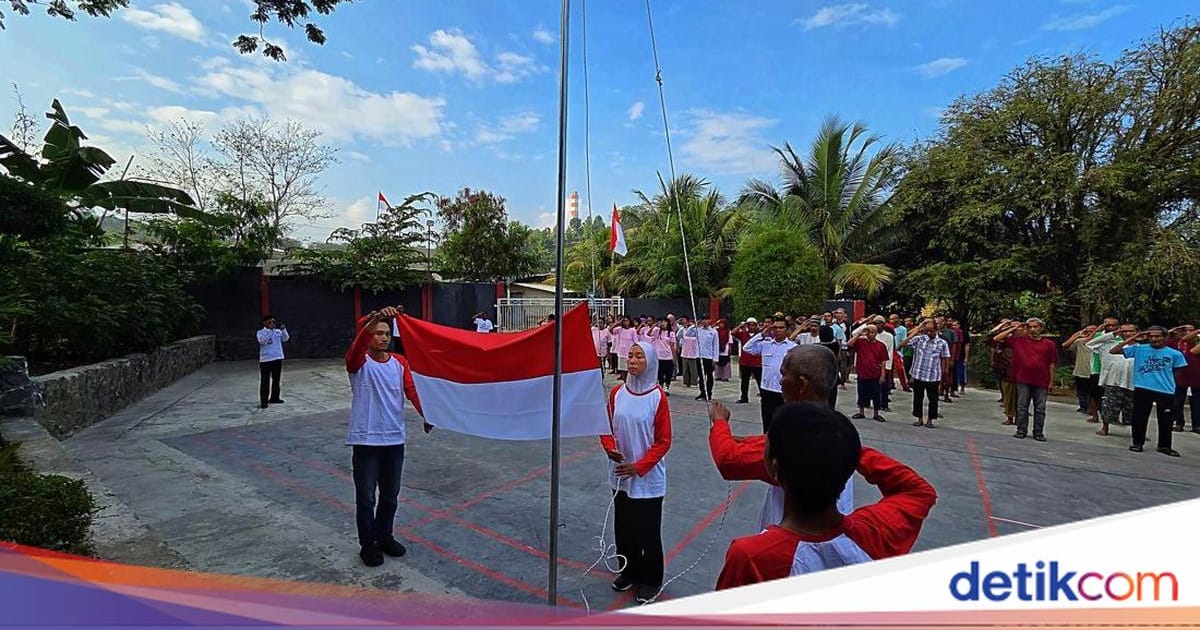 Panda Mengibar Bendera Lagi Setelah 38 Tahun, Penghuni Panti Sosial Aura Welas Asih Sukabumi Ikuti Upacara HUT ke-81