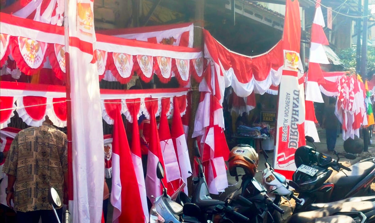 Pedagang Bendera di Jalan Ahmad Yani Bandung Masih Sepi Jelang Agustus, Warga Sudah Mulai Belanja Lebih Awal