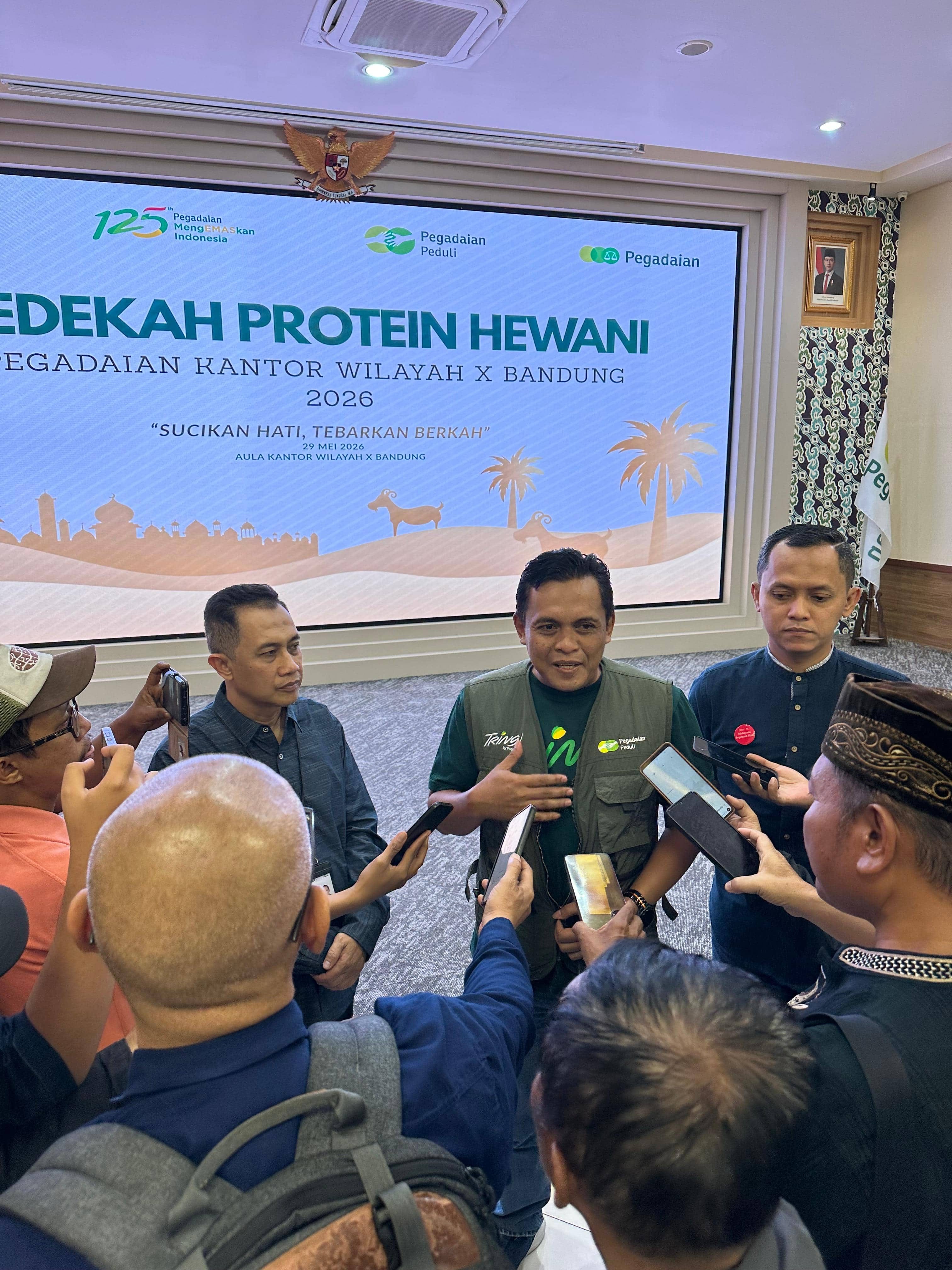 Pegadaian Kanwil Jabar Sebar Ratusan Paket Protein Hewani Idul Adha 1447 H
