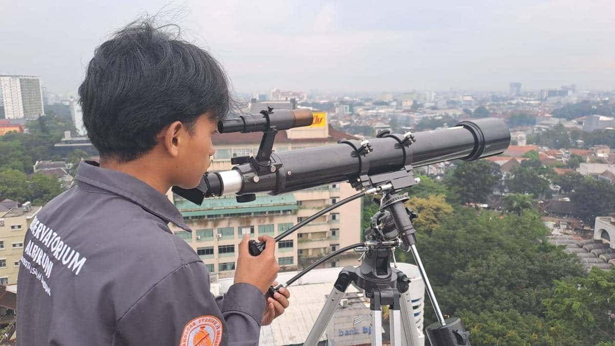 Pemantauan Hilal di Jabar: Hasil Belum Terlihat, Lebaran Mungkin Sabtu