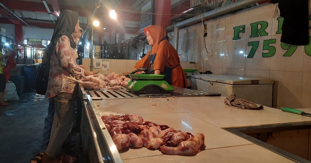 Pembeli di Pasar Soreang Kurangi Belanja Ayam Saat Harga Naik ke Rp40 Ribuan per Kg