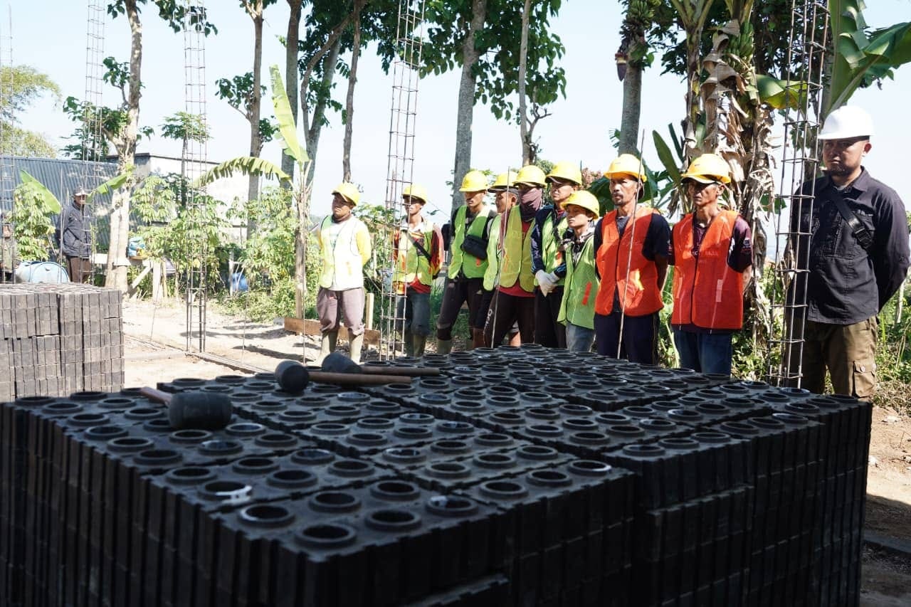 Pemkab Garut Bangun SDN 3 Sukanegla dengan Bata Plastik Daur Ulang