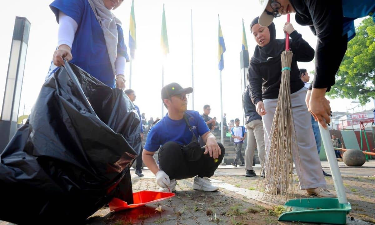 Pemkot Bandung Bersih-Bersih Massal Kawasan Ibadah Jelang Lebaran