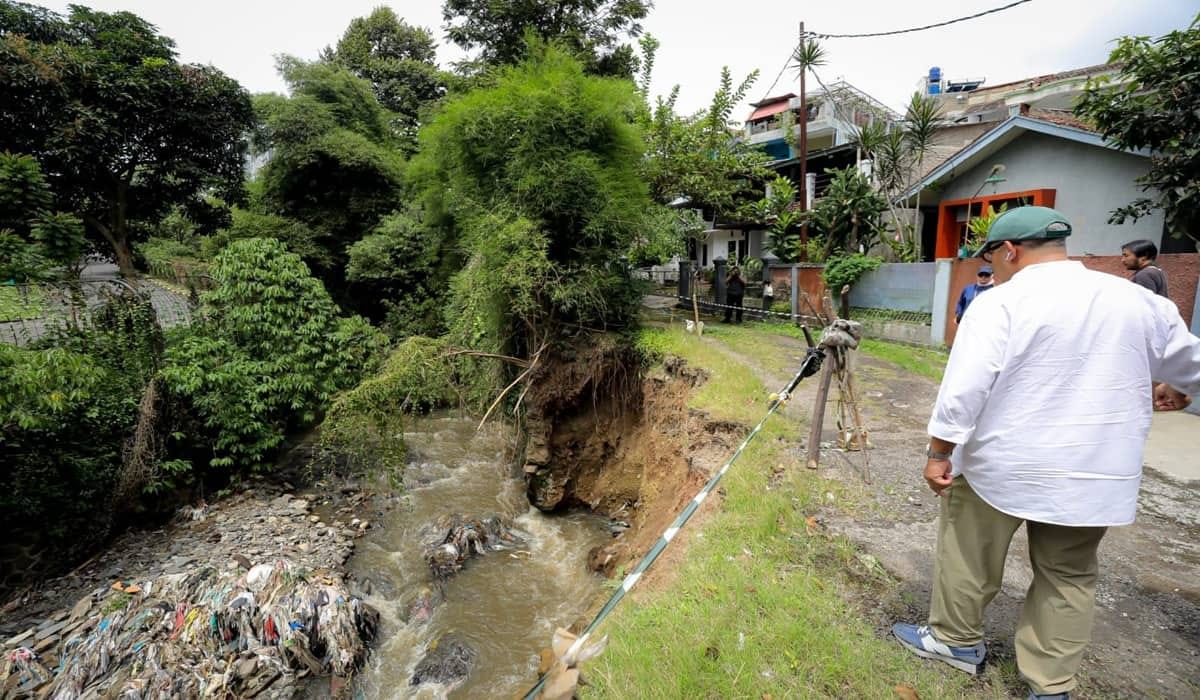 Awas! Longsor Lembah Sarimadu Bandung: Pemkot Ngebut Perbaiki Jalan Amblas